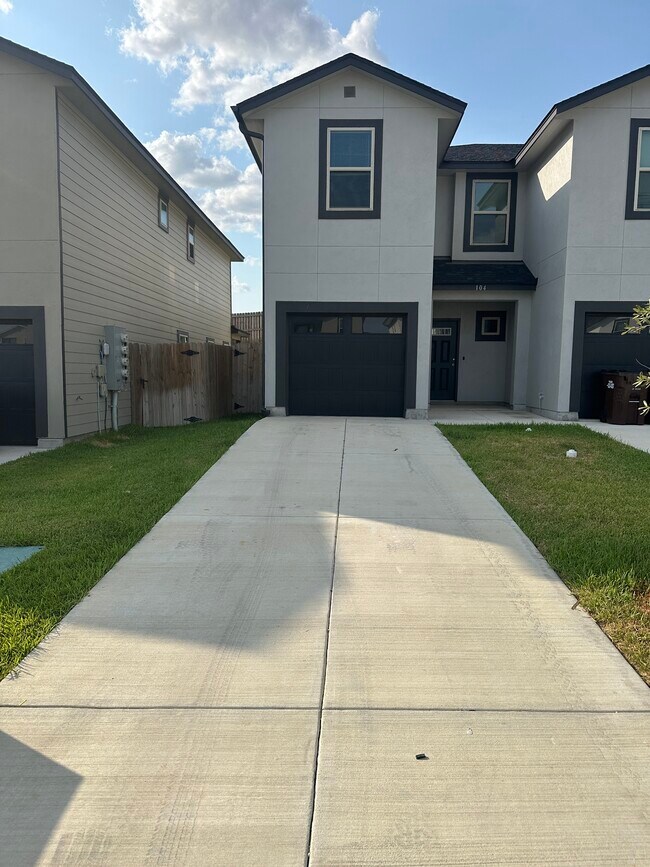 Primary Photo - 8415 V. Verona