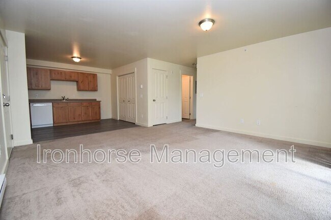 Building Photo - 807 W Villard St