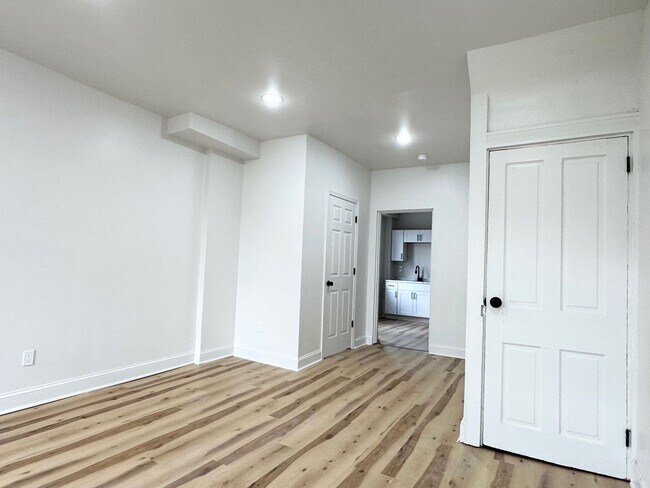 Building Photo - 3 Bedroom Semi-Detached Home