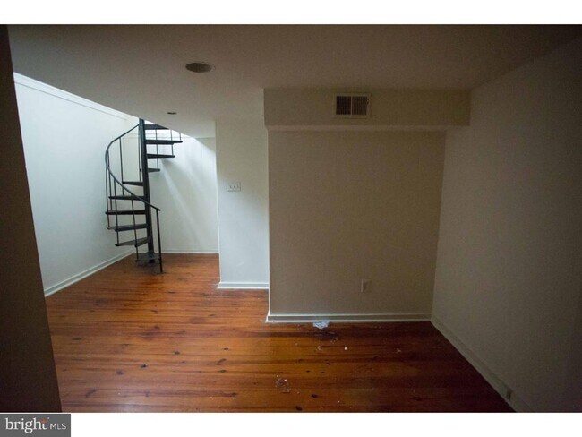 Building Photo - 407 S 11th St