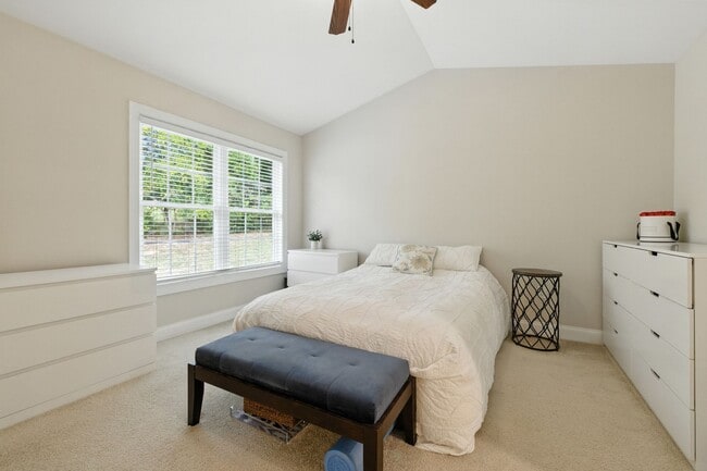 Building Photo - Immaculate Townhouse with Finished Basement