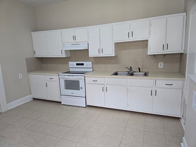 Building Photo - FOR RENT with a Riverview!