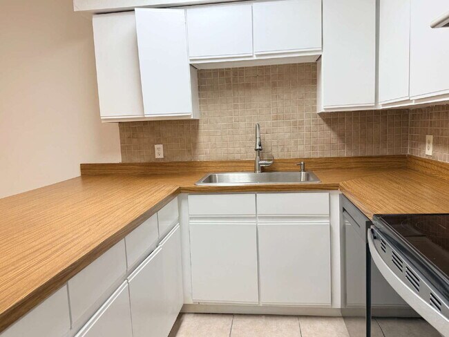 Building Photo - Newly Renovated 1-Bedroom Apartment w/ Water Included!