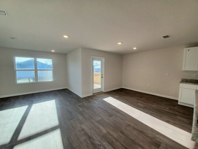 Building Photo - Gorgeous and Spacious 4 Bedroom, 2 Bath Op...