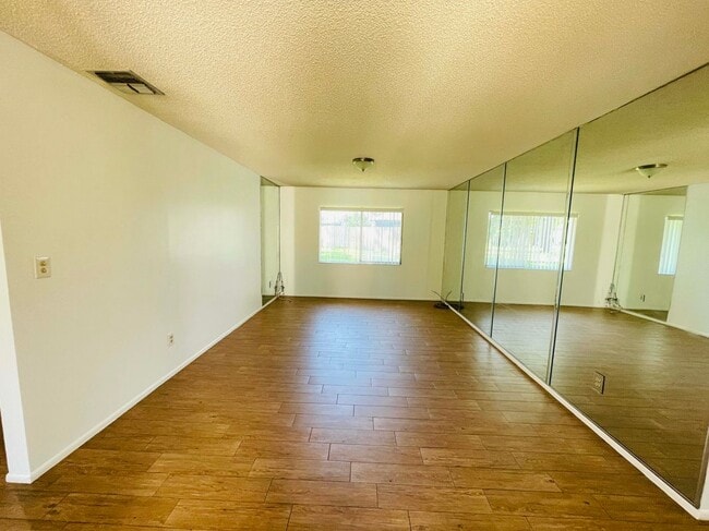 Building Photo - 428 Breakwater Dr