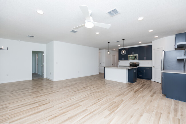 Building Photo - 10 Fairchild Ln