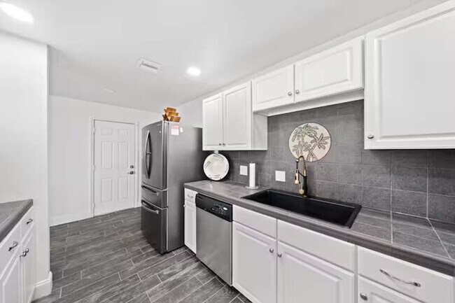 Building Photo - 102 Deleon Rd