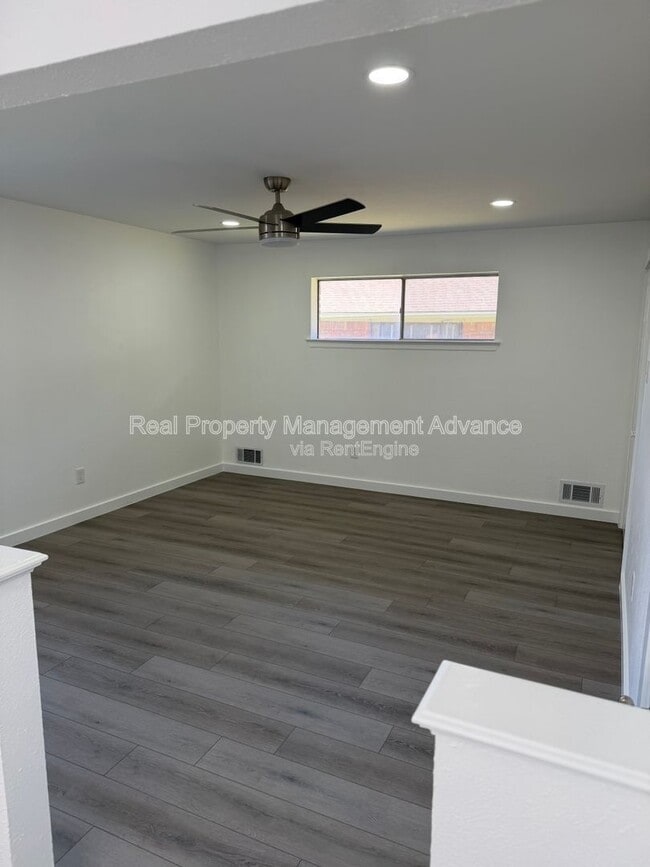 Building Photo - 905 Bromwich St