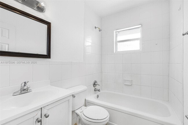 Building Photo - 2775 Taft St