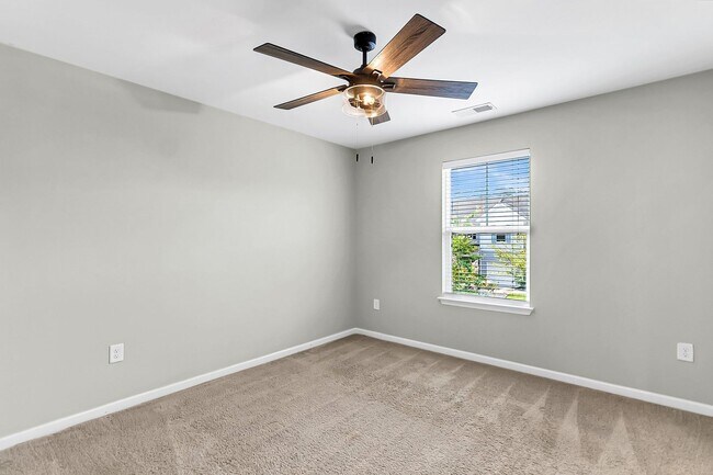 Building Photo - Beautiful Goose Creek Townhome!