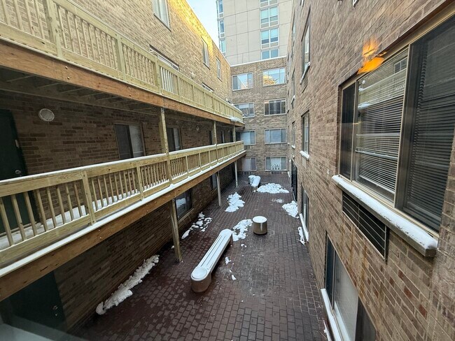 Building Photo - 744 W Gordon Terrace