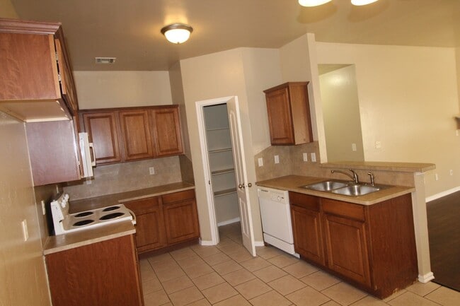 Building Photo - 4508 SE 77th St