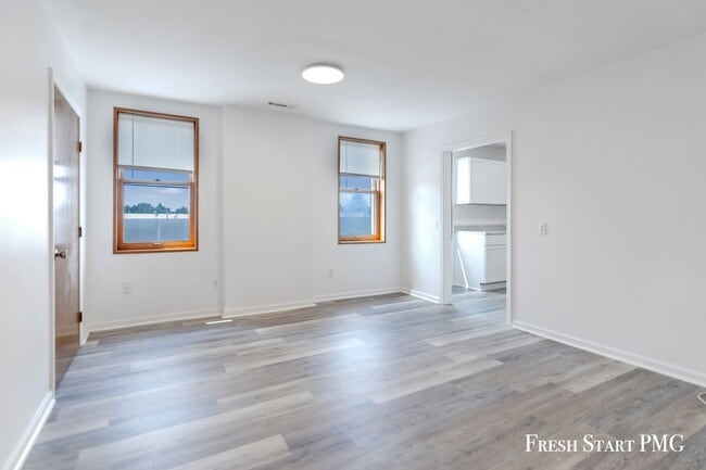 Building Photo - Convenient & Comfortable Living in Downtow...