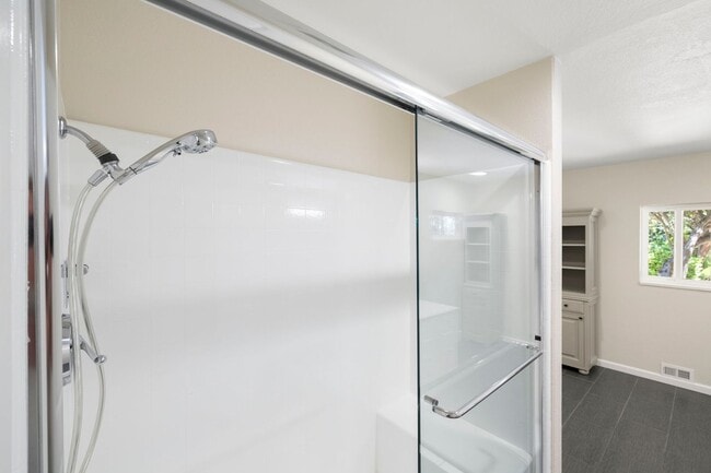 Building Photo - Spacious Menlo Park Retreat with 6 Bedroom...