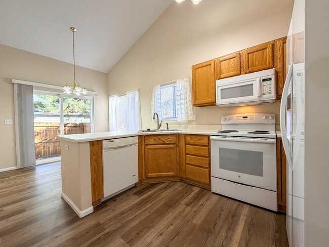 Building Photo - End-Unit Townhome in Littleton