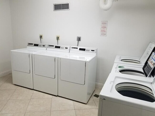 Building Photo - 1400 St Charles Pl