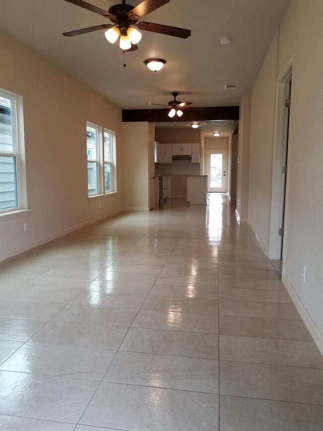 Building Photo - 1016 Center St