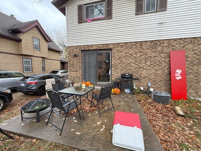 Building Photo - 1327/9 Bowen Ct.
