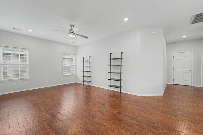 Building Photo - Beautiful 3 Bedroom Home with Hardwood, Tile & Spacious Kitchen