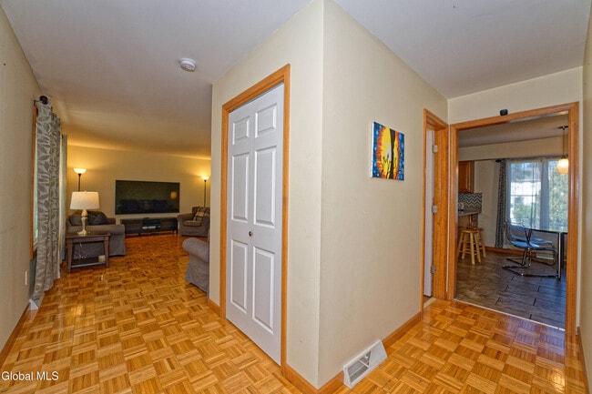 Building Photo - 5 Shamrock Cir