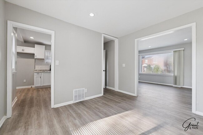 Building Photo - $1350 3 bedroom