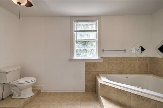 Building Photo - 401 Hillcrest Dr