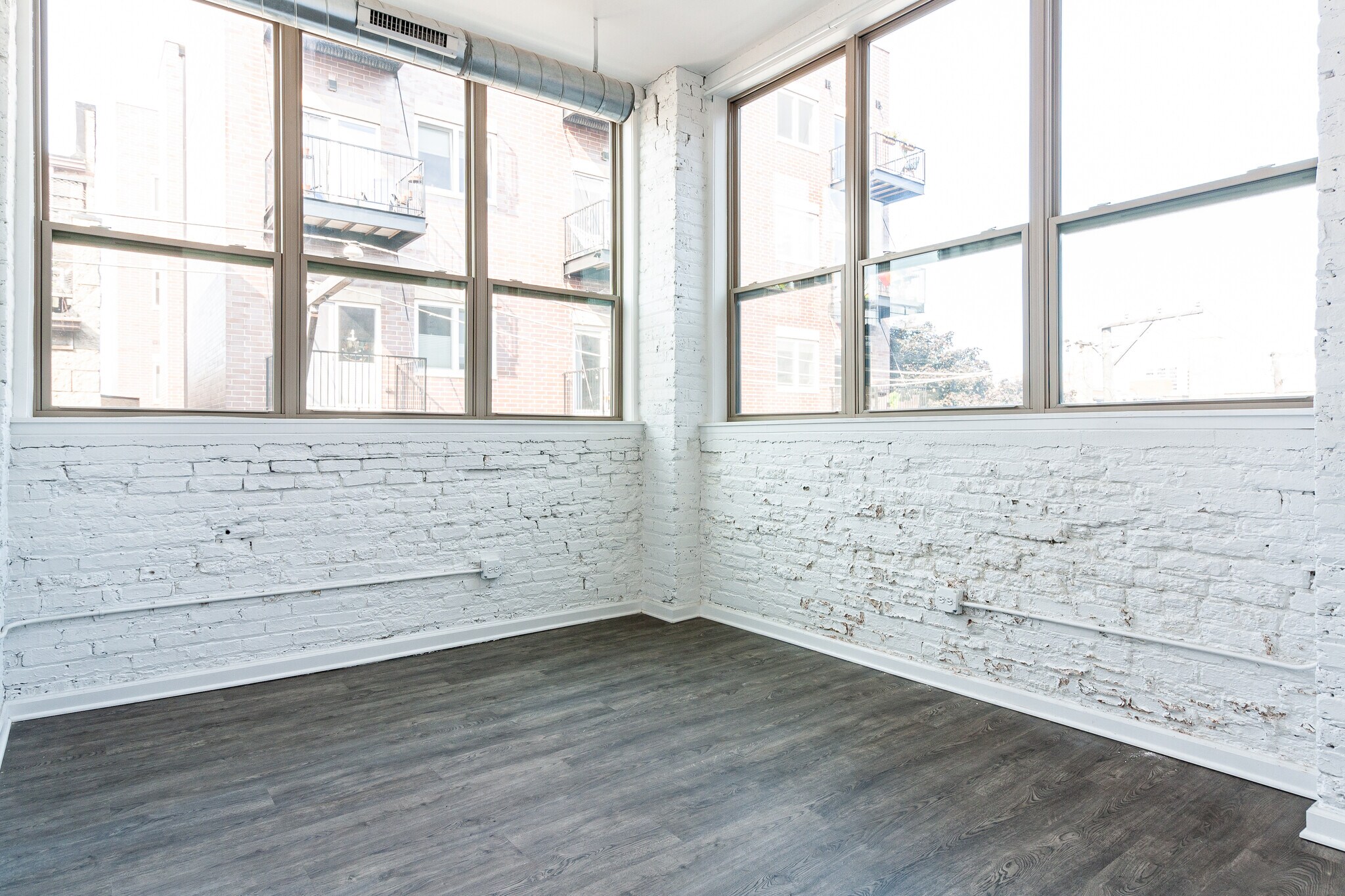 Building Photo - 932 W Dakin St
