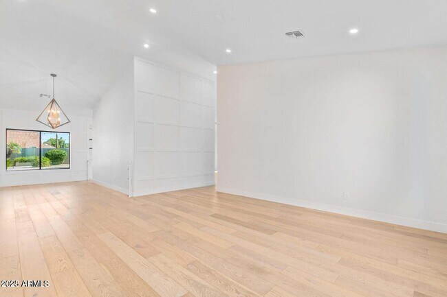 Building Photo - 5715 E Campo Bello Dr