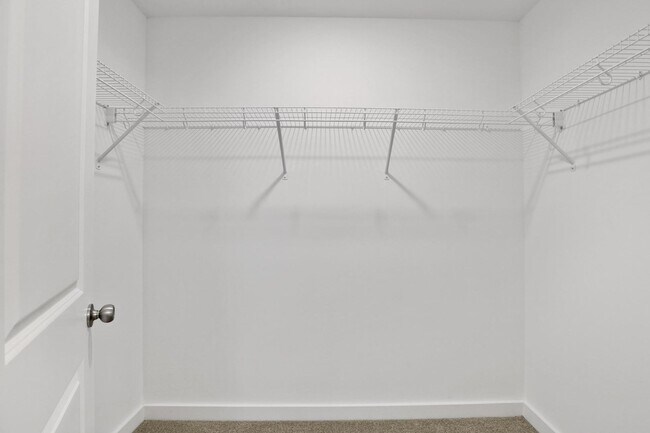 Building Photo - Large 3 story townhome near beach with community POOL and GYM!