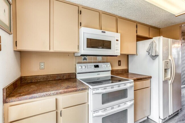 Building Photo - 8560 Park Ln