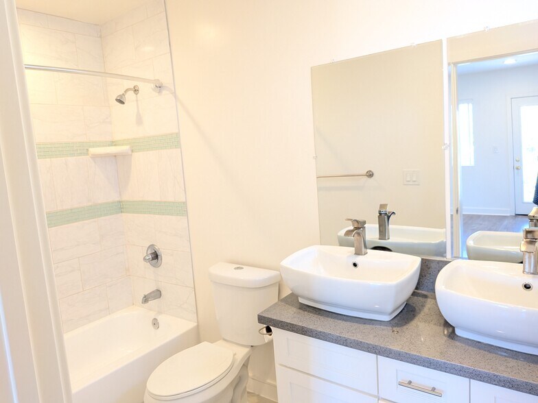 Building Photo - 2614 Chariton St