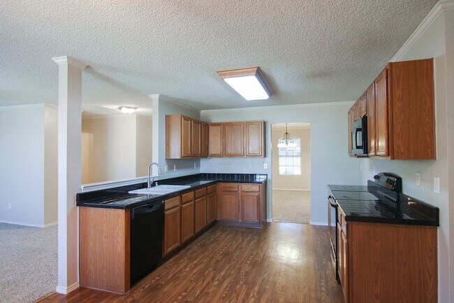 Building Photo - 1460 Stewart Dr