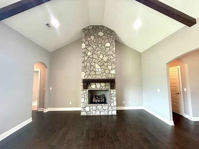 Building Photo - Gorgeous Home with Vaulted Ceilings and La...