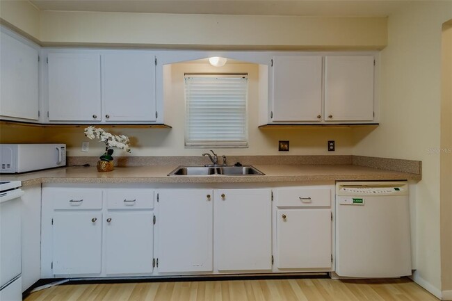 Building Photo - 1706 Belleair Forest Dr