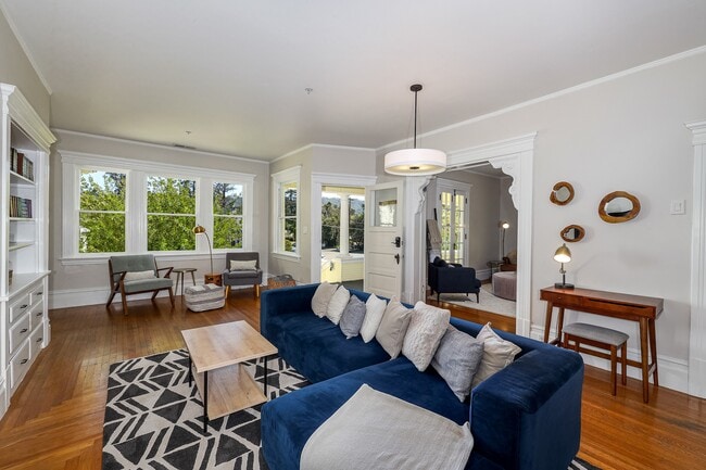 Building Photo - 131 N Main St