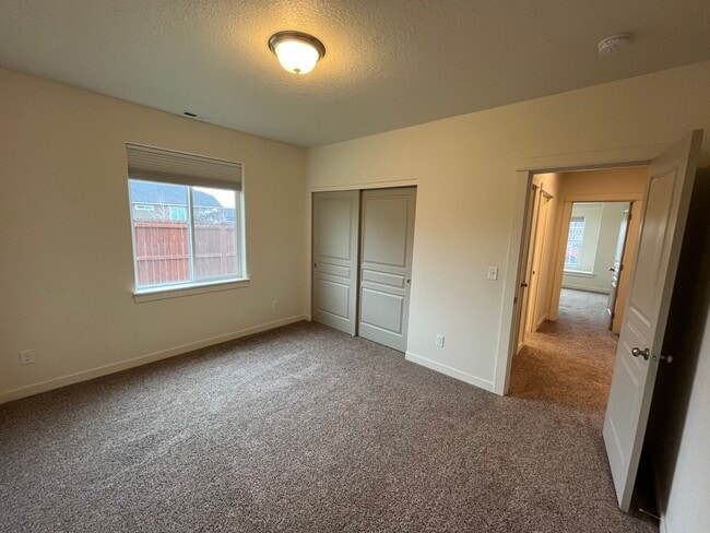 Building Photo - 3 Bedroom + Office in NW Redmond