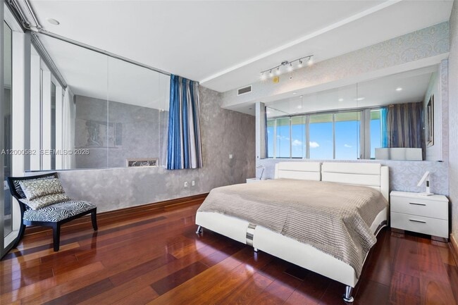 Building Photo - 17121 Collins Ave