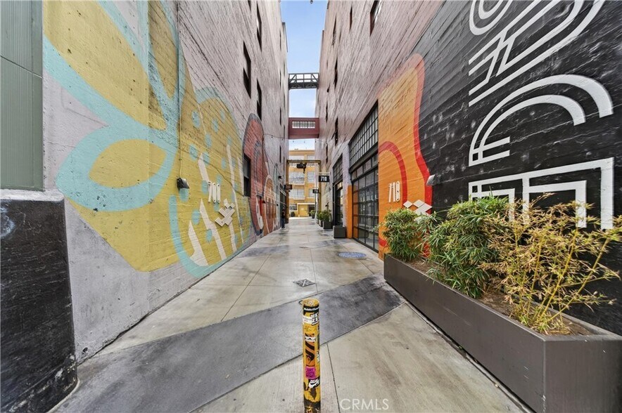 Building Photo - 738 S Los Angeles St