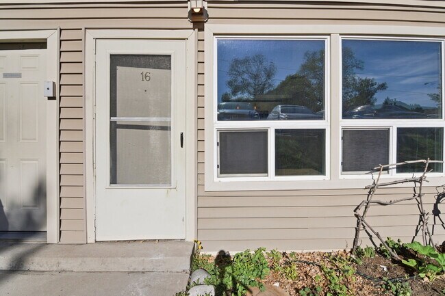 Building Photo - $1,540.95- 1 Bed, 1 Bath Lofted Apartment in Lakewood with Central AC!