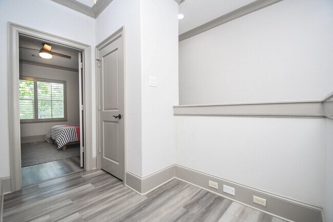Building Photo - 2702 Tudor Manor