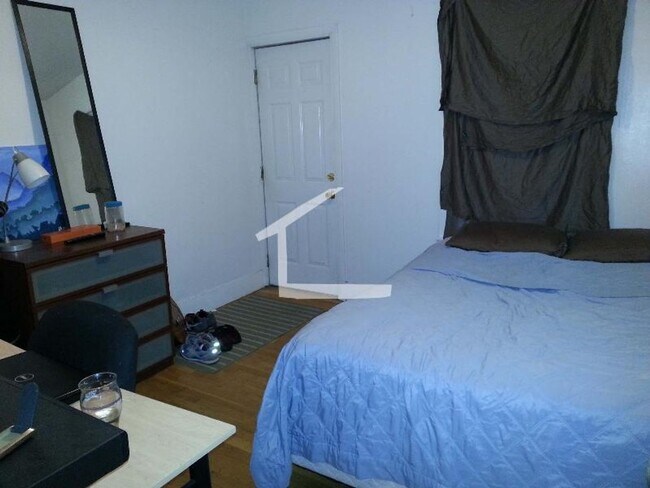 Building Photo - No Brokers Fee, Large Unit Walking Distance to BU. Large Deck, Laundry, Eat-in Kitchen, Lots of S...