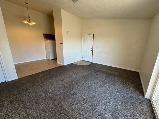 Building Photo - 3 bedroom 2 bath!! Available Now!!