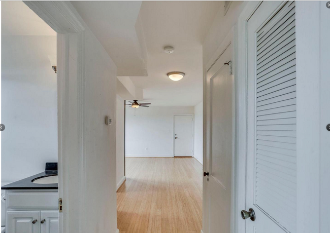 Building Photo - Beautifully Renovated 1BR, 1 Bath Apt in B...
