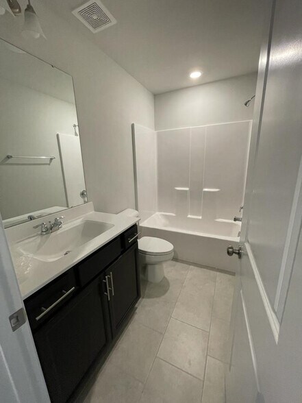 Building Photo - Room in Townhome on Southern Magnolia Dr