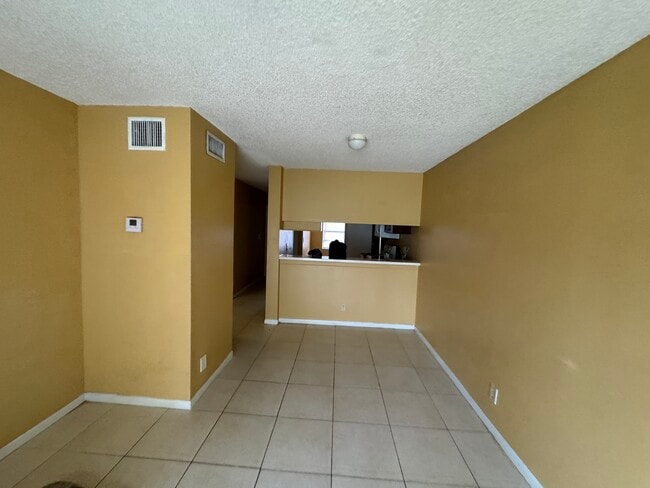 Building Photo - 4207 Lakeside Dr