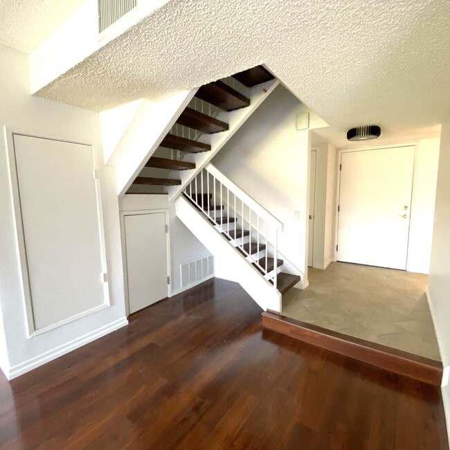 Building Photo - Beautiful - Upgraded 3 Bedroom Townhome - Excellent location -  Move-in Special