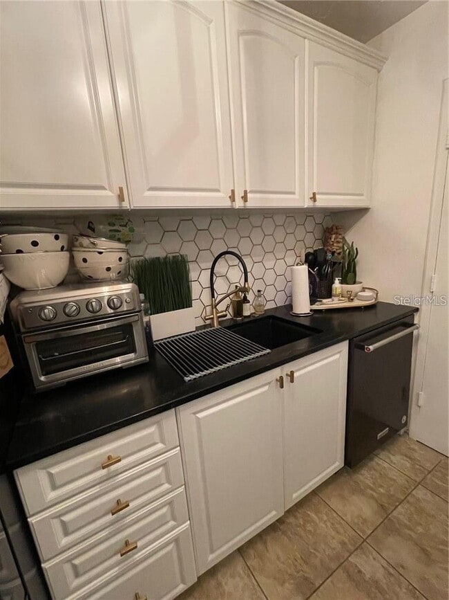 Building Photo - TURNKEY FURNISHED WATERFRONT RENTAL – Live...