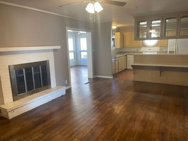 Building Photo - Large 1960's Home Near 21st & Sheridan!