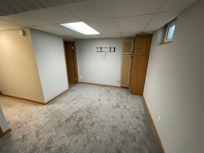 Building Photo - Updated Kitchen!