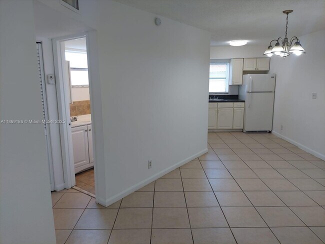 Building Photo - 978 SW 10th Dr